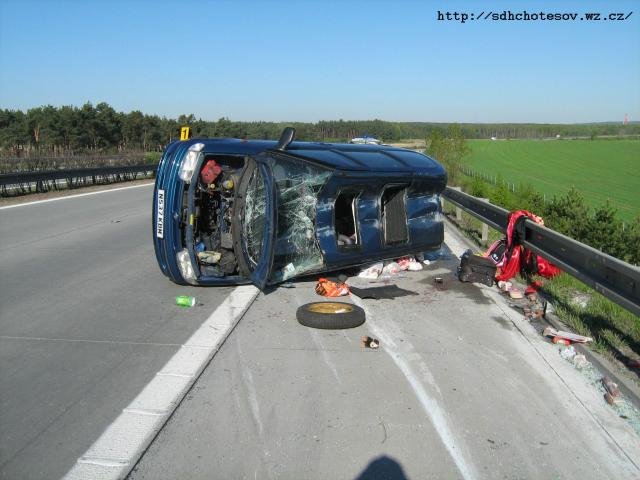 Dopravní nehoda Nissanu Serena - Nýřany