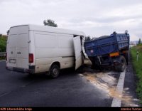 Dodávka narazila do odstaveného náklaďáku - Liberec