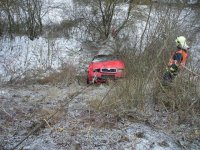 Auto se skutálelo desítky metrů ze srázu - Koněprusy