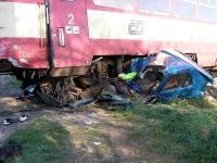 Motorový vlak zdemoloval Škodu Favorit