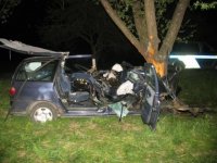 Opilý řidič narazil čelně do stromu
