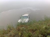 Opel v rybníku