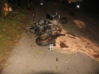 Motorkář bez přilby narazil do stromu - Nová Paka, Pecka