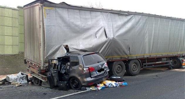 Tragická nehoda na D1 si po srážce dvou kamionu a třech osobních aut vyžádala dvě mrtvé osoby - D1,17.km&gt;Benešov