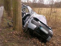 Peugeot omotaný kolem stromu a mrtvý řidič