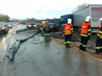 Nákladní souprava se po nehodě ještě střetla s osobním vozidlem - Dálnice D-1 km 185,6