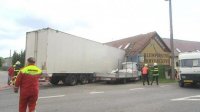 Kamion se srazil s dodávkou a narazil do domu - Lípa nad Orlicí