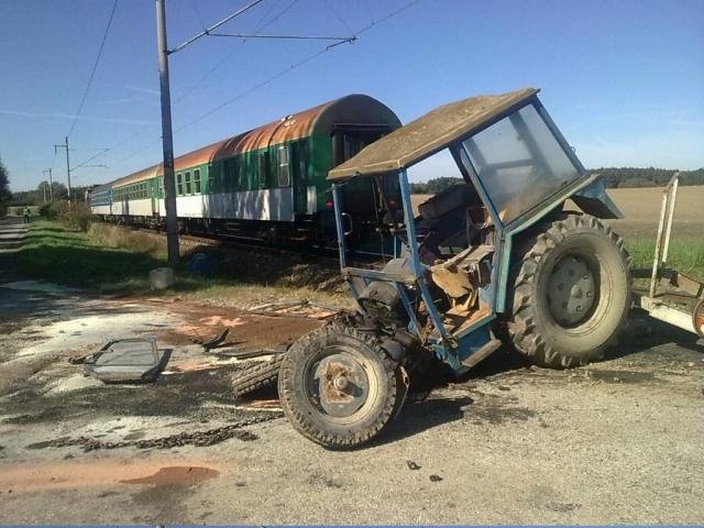 S traktorem vjel na přejezd, smetl ho vlak - Újezdec