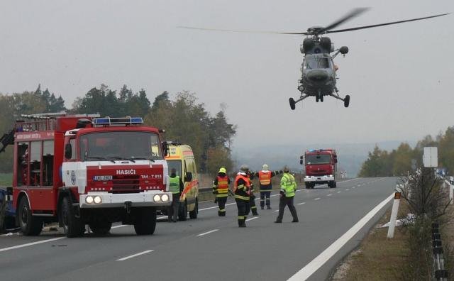 Po nehodě zůstalo vozidlo na střeše, řidiče transportoval vrtulník - Sokolov, Chleb