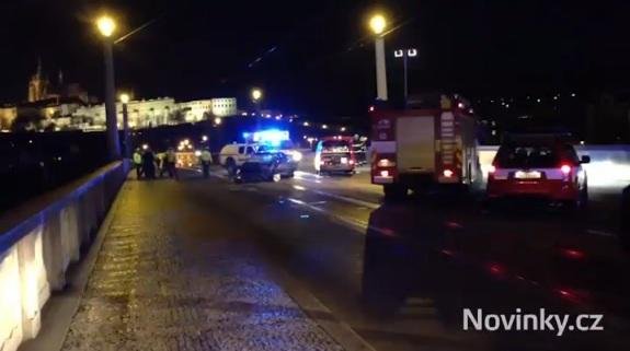 Nehoda na Mánesově mostě v Praze má první oběť - Praha