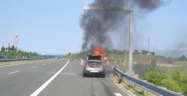 Požár luxusního Jaguaru na D11 - D11, 81. kilometr