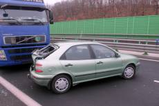 Dopravní nehoda náklaďáku a osobního auta se obešla bez zranění - Karlovy Vary