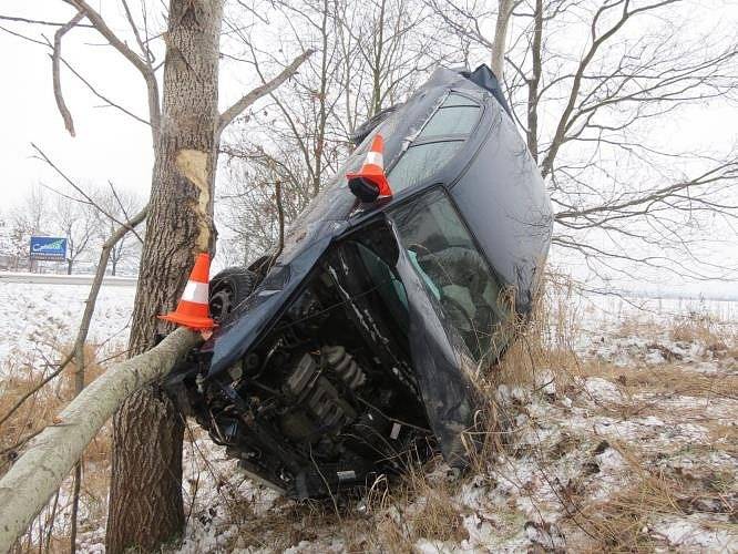 Osobní auto skončilo po nehodě na stromě - Bavorovice