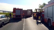 Srážka tří kamionů na dálnici D11 si vyžádala dva mrtvé - Dálnice D11, 8. km směr Hradec