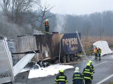 Dopravní nehoda kamionů na D2 s následným požárem