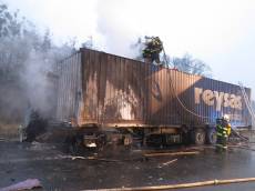 Dopravní nehoda kamionů na D2 s následným požárem - 59. kilometr dálnice D2