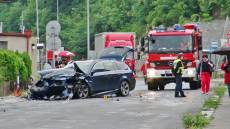 Řidič s BMW smetl vůz s mladíky, jeden je v umělém spánku - Praha - Radonice