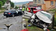 Řidič s BMW smetl vůz s mladíky, jeden je v umělém spánku - Praha - Radonice