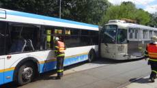 Po srážce autobusu s tramvají se zranilo pět lidí - Ostrava - Poruba