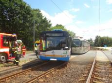 Po srážce autobusu s tramvají se zranilo pět lidí - Ostrava - Poruba