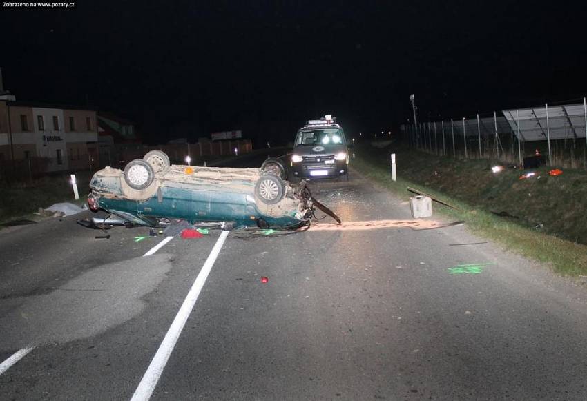 Řidič zemřel v převráceném autě - Velká nad Veličkou