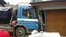 Nákladní auto po nehodě narazilo do garáže rodinného domu