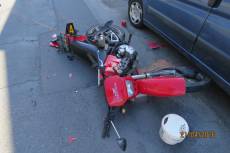 Motorkář se srazil s osobním vozidlem - Domažlice