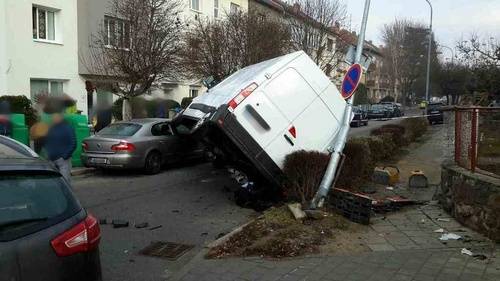 Kuriózní dopravní nehoda se stala v Brně - Brněnská ulice