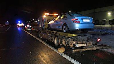 Řidič vozu BMW smetl na dálnici D5 pracovníka odtahovky