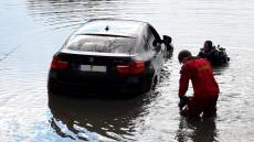 Řidič utopil své luxusní BMW v rybníku