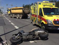 Střet motorky a nákladního vozu v Praze