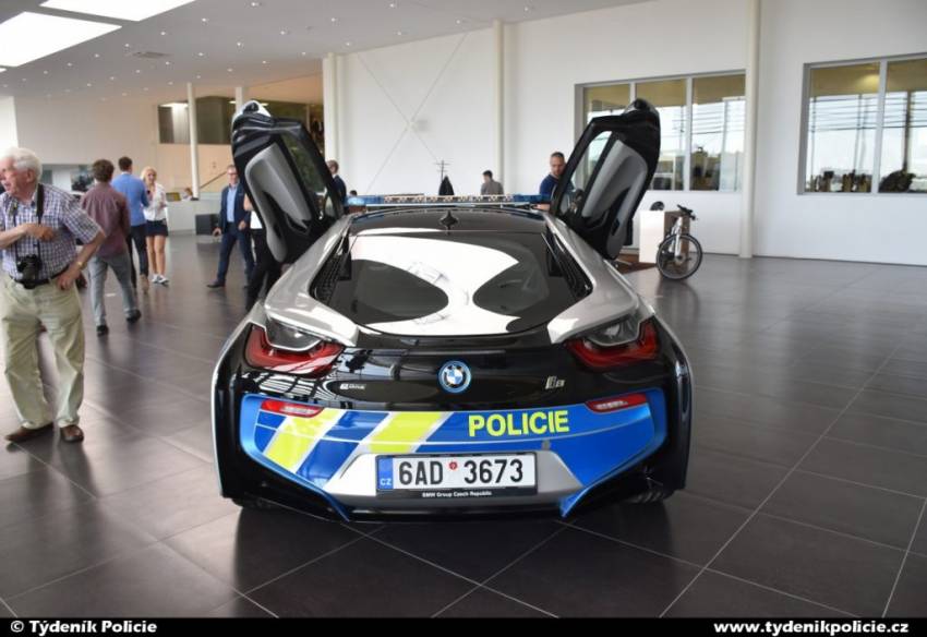 Policie testuje nový BMW i8