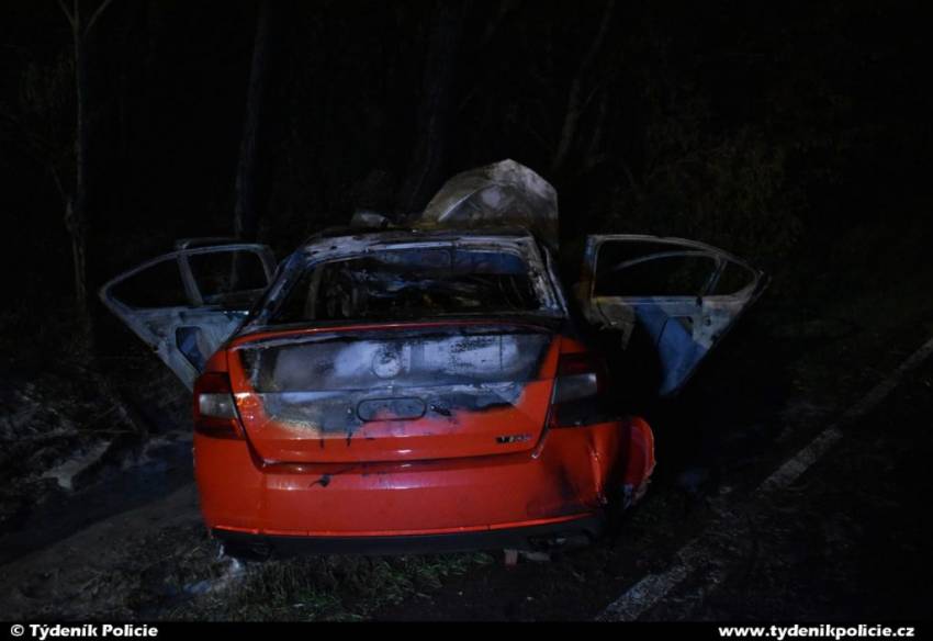 Náraz do stromu a vůz Škoda Octavia začal hořet