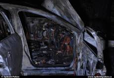 Náraz do stromu a vůz Škoda Octavia začal hořet