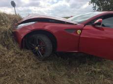 Řidič Ferrari nezvládl řízení a naboural mimo vozovku
