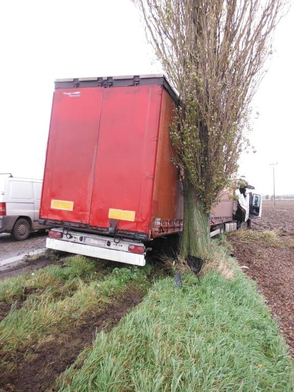 Střet kamionu a traktoru uzavřel frekventovanou silnici - Ostroměř