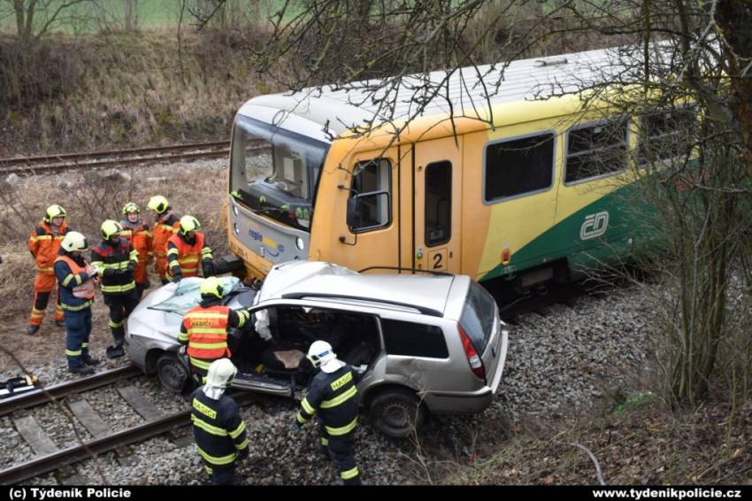 Srážka vlaku s osobákem na Berounsku skončila smrtelně
