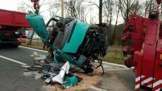 Sedm lidí se zranilo při nehodě dodávky s nákladním autem, spolujezdec nepřežil