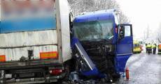 Srážka dvou kamionů a felicie: Policista v civilu zachraňoval život batoleti