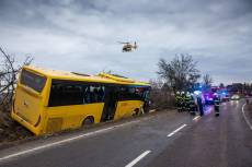 U Černčic havaroval autobus, pět cestujících se zranilo - Černčice