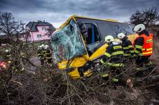 U Černčic havaroval autobus, pět cestujících se zranilo - Černčice
