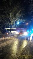 Šest lidí se zranilo při nehodě autobusu, který se zaklínil mezi stromy - Stříbro