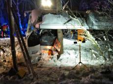 Šest lidí se zranilo při nehodě autobusu, který se zaklínil mezi stromy - Stříbro