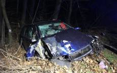 Náraz vytrhl motor z auta, opilá řidička nadávala záchranářům - Pardubice