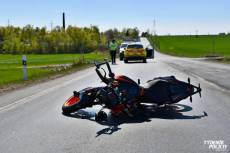 Cyklistka skončila po střetu s motorkářem u Stochova v kritickém stavu