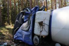 Mrtvý zajíc na silnici vyděsil řidiče, s náklaďákem skončil v příkopu - Ostrov u Stříbra