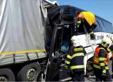 Autobus plný dětí narazil do kamionu, záchranáři ošetřili 18 zraněných