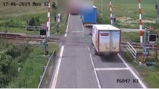 VIDEO: Řidič kamionu hazardoval na přejezdu, od nehody ujel