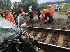 Další nehoda na přejezdu. Tentokrát vjela řidička v Mělníku pod nákladní vlak - Mělník