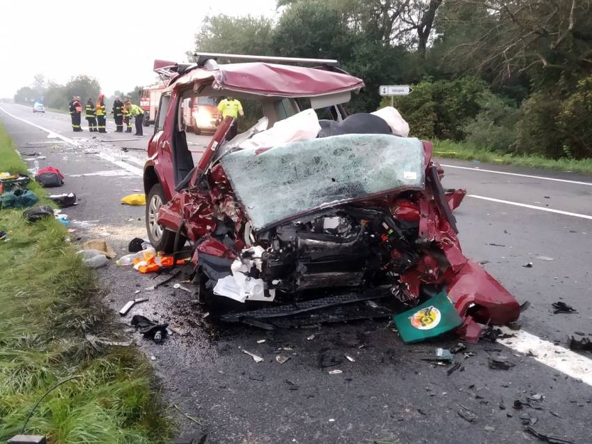 Tragická nehoda: Po střetu s náklaďákem zemřeli dva dospělí a dvě děti - Sudoměřice